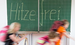 Bei Temperaturen über 35 Grad ist Lernen schwierig. An vielen Schulen in OWL wird es am Dienstag und Mittwoch deshalb Hitzefrei geben. - dpa