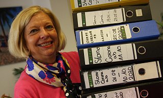 Sechs Aktenordner füllen die Schriftwechsel der stornierten Reisen der Kunden von Kerstin Ramhorst-Becker, Inhaberin des Tui-Reisecenters an der Bahnhofstraße. - Anne Neul