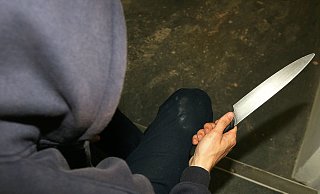 Ein 33-Jähriger wird durch Messerstiche schwer verletzt. (Symbolbild) - picture alliance / empics