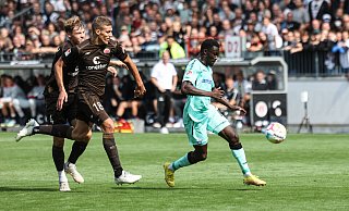 Im Hinspiel ließ SCP-Stürmer Sirlord Conteh die Pauli-Verteidiger (v. l.) David Nemeth und Jakov Medic stehen, um in der Nachspielzeit das 2:1 für Paderborn zu erzielen. - Imago Images
