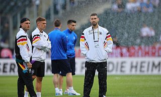 Deutschlands Spieler David Raum (l), Joshua Kimmich (2.v.l) und Robert Andrich (r) besichtigen vor Spielbeginn den Platz im Borussia-Park. - Rolf Vennenbernd/dpa