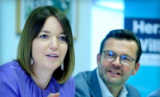 Hat plötzlich Konkurrenz bekommen: Ina Laukötter (44) aus Gütersloh genießt den Rückhalt des CDU-Kreisvorsitzenden Raphael Tigges. - Andreas Frücht Hat plötzlich Konkurrenz bekommen: Ina Laukötter (44) aus Gütersloh genießt den Rückhalt des CDU-Kreisvorsitzenden Raphael Tigges. - Andreas Frücht
