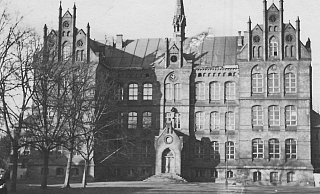 Noch mit Fialen: Die Bürgerschule am Wilhelmsplatz, heute heißt sie Wilhelm-Oberhaus-Schule. - Sammlung Polster