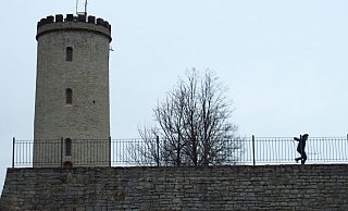 Mutig: Ein einsamer Spaziergänger wagte sich im Sturm Sabine noch auf die Sparrenburg. - Kurt Ehmke