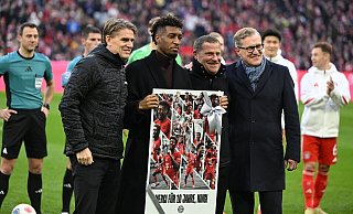 Der FC Bayern verabschiedet Kingsley Coman (2.v.l). - Sven Hoppe/dpa