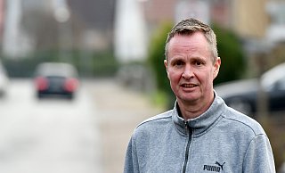 Unschuldsvermutung: Die gilt auch für André Fuhr, dem neuen Trainer des VfL Mennighüffen, der hier in Lübbecke vor seiner Wohnung steht. - Jürgen Krüger