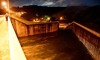 An der Wupper-Talsperre musste kontrolliert Wasser abgelassen werden, um ein Überlaufen zu verhindern. - picture alliance / Kirchner-Media