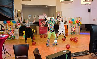 Die Tanzschule Roemkens hat eine Online-Karnevalsparty für die jungen Tanzschülerinnen orginsiert. Bettina Riedel und zwei ihrer Trainerinnen tanzen vor, die Tänzerinnen tanzen zuhause mit. - Ralf Bittner