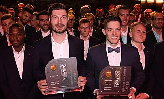 SCP-Kapitän Christian Strohdiek (l.) präsentiert die Trophäe für die Mannschaft des Jahres. Squash-Ass Raphael Kandra (r.) kann sich als Sportler des Jahres feiern lassen. - Ulrich Petzold