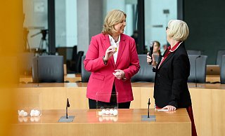 Bundestagspräsidentin Bärbel Bas (l, SPD) zieht zusammen mit Christine von Blanckenburg vom Nexus Institut bei der Bürgerlotterie im deutschen Bundestag die Teilnehmenden des ersten Bürgerrates «Ernährung im Wandel». - Bernd von Jutrczenka/dpa