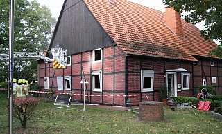 Rund 70 Feuerwehrleute sind bei den Löscharbeiten im Einsatz. - Regina Brucksch