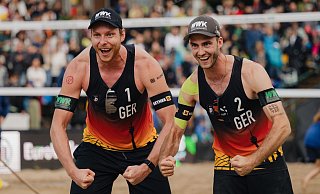 Jubel nach dem Viertelfinal-Einzug bei der EM: Nils Ehlers (l) und Clemens Wickler - Marius Becker/dpa