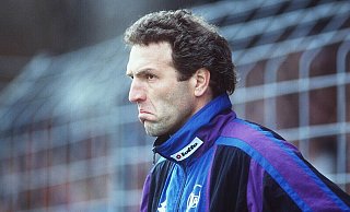 Ernst Middendorp, hier während seiner zweiten Arminia-Amtszeit im März 1996, kassierte am 7. Oktober 1990 eine folgenschwere Niederlage beim TuS Paderborn-Neuhaus. - Picture Alliance