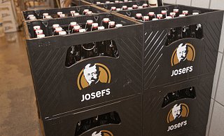 Das Bier wird unter der Marke "Josefs" vermarktet. Das Bild ist ein stilisiertes Portrait des Priesters Heinrich Sommer handelt, der  das Josefsheim Anfang des 20. Jahrhunderts gründete. - Gerd Vieler