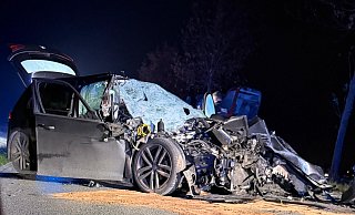 Schwerer Unfall auf der L937: Ein VW Golf kollidiert mit voller Wucht mit einem Bagger. - Feuerwehr Bad Lippspringe