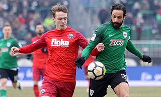 Beim bislang letzten Duell zwischen Münster und Paderborn trug Adriano Grimaldi (r.), hier im Duell gegen Sebastian Schonlau, noch das Preußen-Trikot. - picture alliance / Fotostand