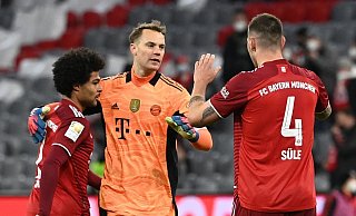 Bayern-Torwart Neuer (M) musste am Sonntag operiert werden. - Foto: Sven Hoppe/dpa