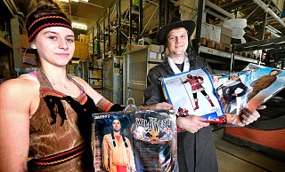 Indianer, Ritter, Nonne – Lea Randolff und Sebastian Schmelter zeigen Kostüme, die sich im Schmelterland zur Karnevalszeit großer Beliebtheit erfreuen. Darunter sind einige, die als vermeintlich diskriminierend gelten. - Andreas Frücht