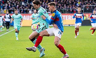 Maximilian Rohr (l.), der hier gegen den Kieler Simon Lorenz den Ball behauptet, durfte diesmal ausnahmsweise im Angriff ran. Und das gewagte Experiment glückte. - Imago Images