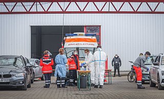 Rechts und links parallel des ASB-Einsatzbullis wird getestet. Vorab werden die Daten aufgenommen und Röhrchen beschriftet. - Sarah Jonek