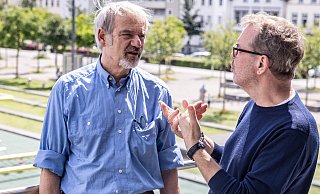 Andreas Thiel (l.), Unternehmer im Ruhestand, im Sommergespräch über dem Kesselbrink, mit NW-Redakteur Stefan Brams. - Mueller