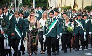 Der Marsch durch die Gemeinde ist oft das sichtbarste Zeichen für ein Schützenfest. Auch die Eilshauser Schützen, hier im Jahr 2015, freuen sich auf das Schützenfest im kommenden Jahr. - Alexander Jenniches