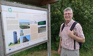 Bundestagsabgeordneter Christian Haase wandert gern. Für den Weg nach Schloß Holte-Stukenbrock nimmt er wohl besser das Auto. - Hermann Ludwig