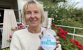 Elke Bastert hat speziell für Bad Oeynhausen einen Kurstadt-Gin kreieren lassen, der bei Weserbergland Spirituosen explizit für ihr Weinkontor hergestellt wird. - Nicole Sielermann