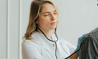 Das Thema Gesundheit liegt den Parteien im Kreis Herford am Herzen und ist daher Teil der Wahlprogramme. | Symbolbild - Christian Grospitz