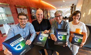 Sind hochzufrieden mit der Saison: Konzerthausdirektor Martin Beyer, Intendant Michael Heicks, Kulturdezernent Udo Witthaus und Verwaltungschefin Ilona Hannemann mit den druckfrischen „Quintessenz“-Heften. - Dennis Angenendt