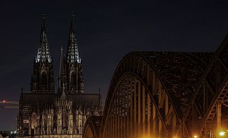 Die Spitzen der Türme des Kölner Doms. Der Dom war wegen der Energiekrise zuletzt bei Nacht vollständig unbeleuchtet. - Oliver Berg/dpa