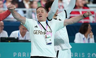 Bundestrainer Alfred Gislason will das DHB-Team zur nächsten Medaille führen. - Marcus BrandtŽ/dpa