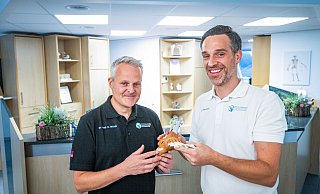 Daniel Würth (l.) und Marco Miersbach in ihrer Orthopädiepraxis an der Dorfstraße. - Sarah Jonek