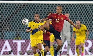 Schwedens Kristoffer Olsson (l) und Spaniens Thiago teilten sich mit ihren Teams die Punkte. - Foto: Thanassis Stavrakis/AP Pool/dpa