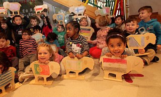 Mulitkulturelle Krippe: In der Kita Sankt Josef in Herford stehen neben Maria, Josef und dem Jesuskind auch Schafe in der Krippe. Sie tragen die Flaggen der vielen Kulturen, die in der Kindertagesstätte vertreten sind. Zurzeit sind es 21 verschiedene Nationalitäten. Viele davon haben ganz andere Weihnachtsbräuche. - Friderieke Schulz