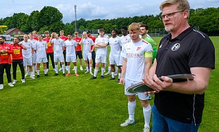 Landesliga-Staffelleiter Gero Wittkemper (r.) bei der Schalenübergabe an Theesens Kapitän Laurens Flocke (2. v. r.). Nach dem Spiel war die Stimmung gedrückter. - Andreas Zobe
