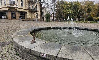 Nur kurze Zeit posierte die kleine Meerjungfrau am Dienstag auf dem Brunnenrand am Augustaplatz, bevor sie gestohlen wurde. - Stadt Bad Oeynhausen