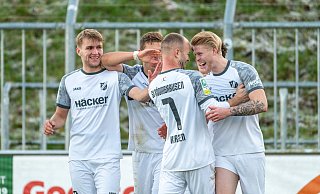 Die Dose ist geöffnet: Tim Corsten (r.) hat soeben das 1:0 für den am Ende 3:2 siegenden SV Rödinghausen gegen Fortuna Düsseldorf II erzielt und lässt sich von seinen Teamkameraden feiern. - Joel Beinke