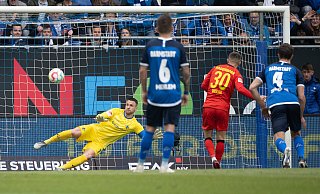 Paderborns Florent Muslija trifft per Elfmeter kurz vor der Pause zum 1:1. Darmstadts Keeper Marcel Schuhen ist machtlos. - dpa