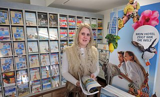 Sandra Strunk vom Reisebüro Ferieninsel am Neuen Markt spürt die Zurückhaltung der Kunden in Sachen Sommerurlaub deutlich. - Frank-Michael Kiel-Steinkamp