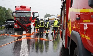 Die Feuerwehr sichert die Unfallstelle. - Charlotte Mahncke