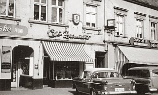Ladenzeile im Neustädter Rathaus: Direkt auf dem Neuen Markt konnte man vor den Geschäften parken. - Kommunalarchiv