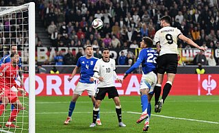 Tim Kleindienst (r) köpft das Tor zum 3:0. - Federico Gambarini/dpa