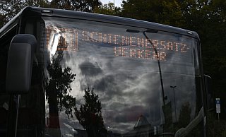 Die Gemeinde Altenbeken kritisiert die aus ihrer Sicht unzureichende Organisation des Schienenersatzverkehrs (SEV) durch die Deutsche Bahn. - Bernd Weißbrod/dpa