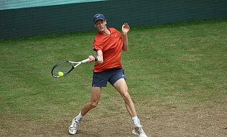 Jannik Sinner setzte sich im Finale von Halle gegen Hubert Hurkacz durch. - Friso Gentsch/dpa