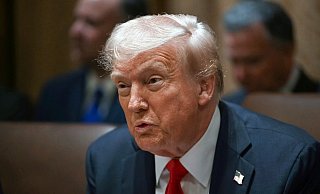 Noch hält sich Donald Trump bedeckt dazu, ob er seine Drohung wahr machen und die militärische Hilfe für die Ukraine einstellen könnte. (Archivbild) - Pool/AP/dpa
