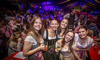 Mit Dirndl oder Lederhosen bekleidet freuen sich an diesem Wochenende wieder tausende Besucher über die zünftige Gaudi in der Bielefelder Seidenstickerhalle. - Mike-Dennis Mueller