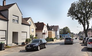 Richtung Lippe: Der Verkehrsfluss ist derzeit gestört, weil die Straße in Teilen für Bauarbeiten voll gesperrt ist. - Kiel-Steinkamp