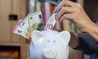 Eine 27-Jährige spart auf ihren Traumkühlschrank. Als sie aus einem Urlaub zurückkehrt, ist ein Fenster in der Wohnung eingeschlagen. Ihre Ersparnisse sind weg. - Hendrik Schmidt/dpa