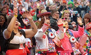 Karnevalisten feiern bei der Eröffnung des Straßenkarnevals auf dem Kölner Wilhelmplatz. - Foto: Henning Kaiser/dpa